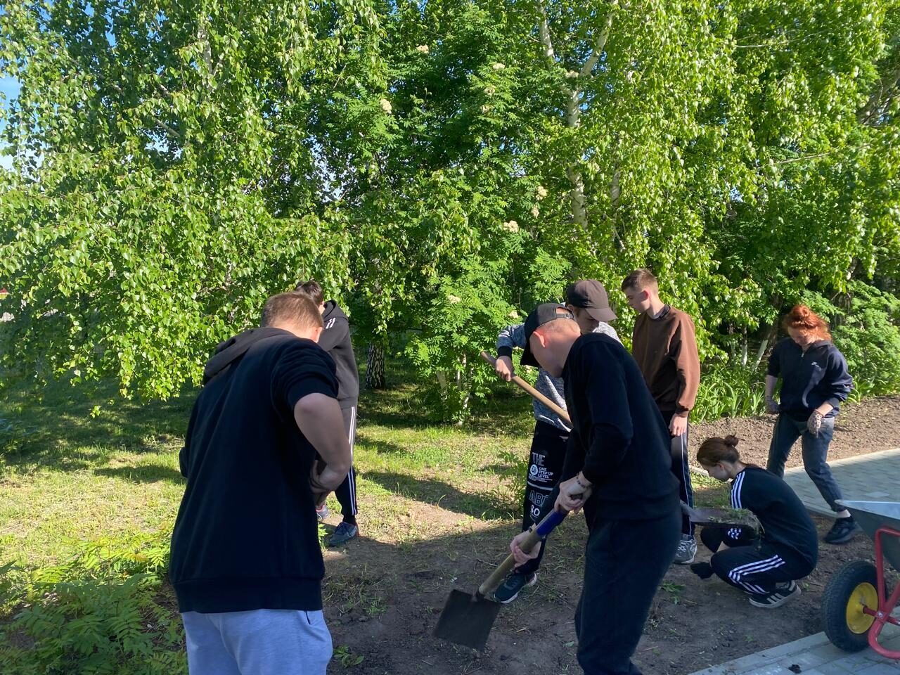 Школьники Подойниково приступили к благоустройству территории.