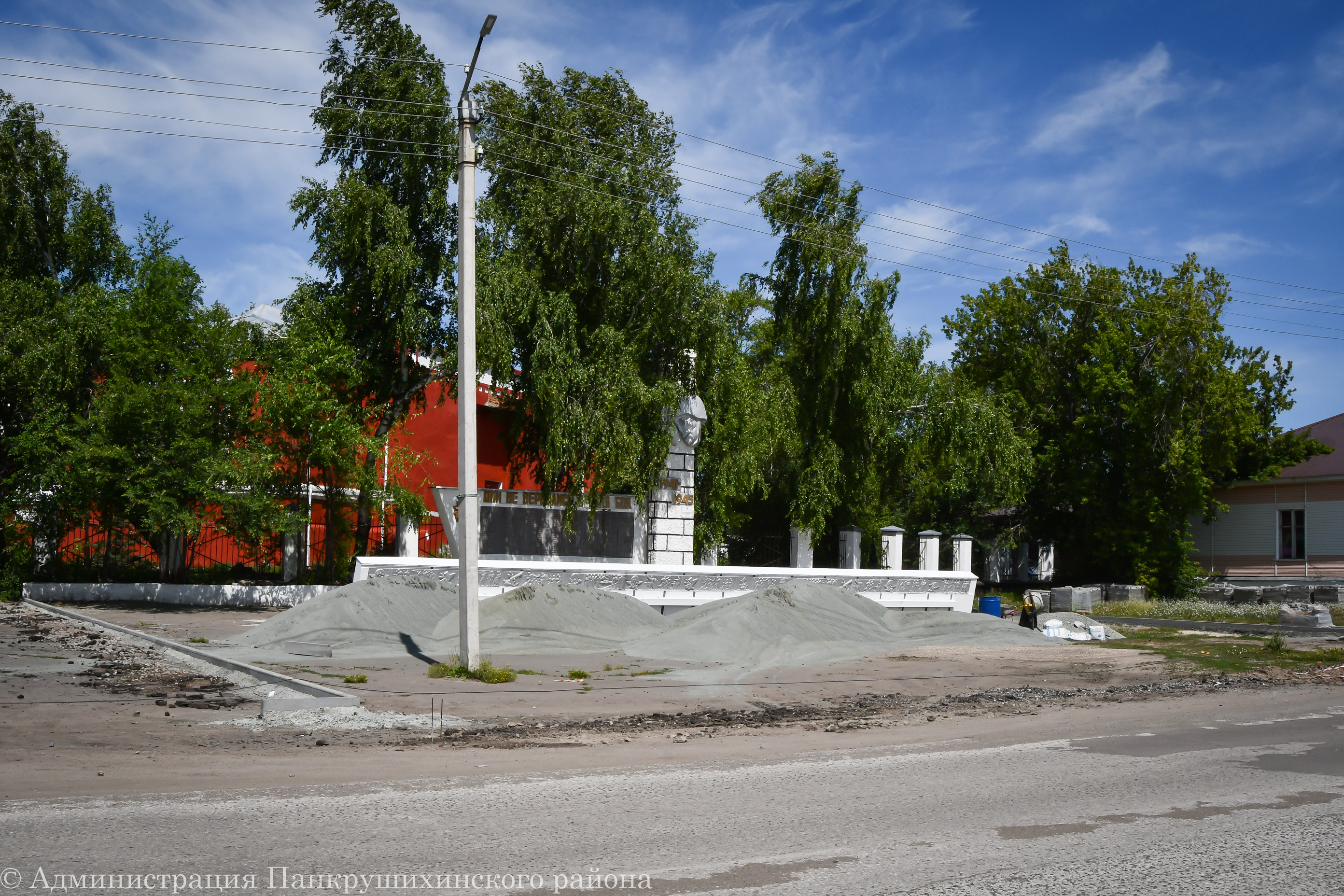 В Панкрушихе идет благоустройство пешеходной зоны в центре села.