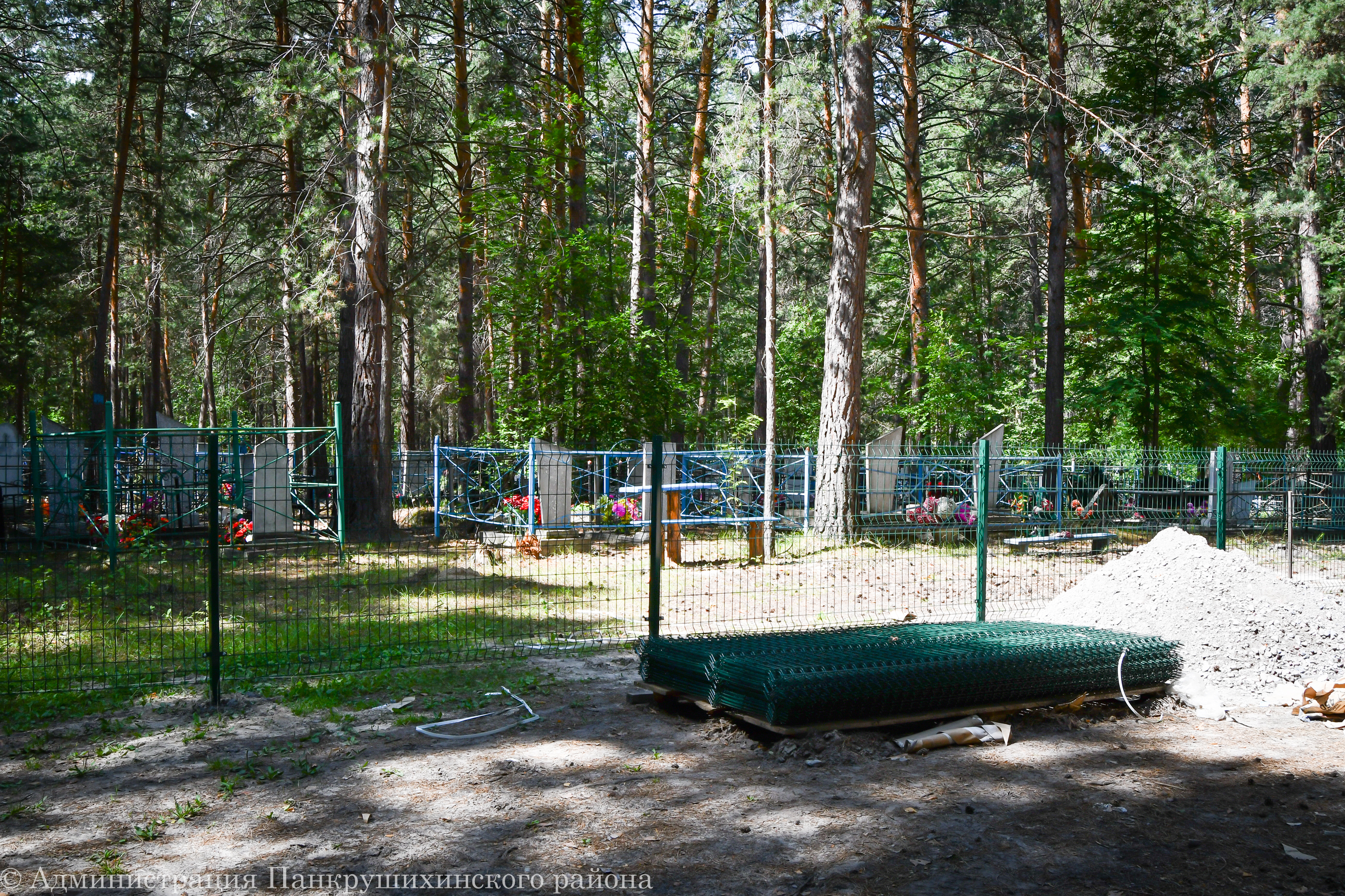 Продолжается установка ограждения вокруг Панкрушихинского кладбища.
